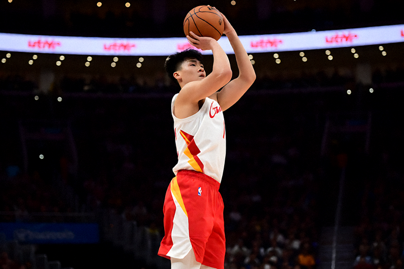 NBA篮球比赛现场球员起跳投篮瞬间