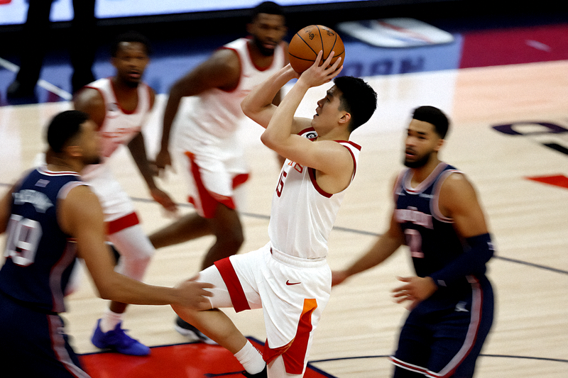 篮球馆内NBA常规赛比赛对抗瞬间